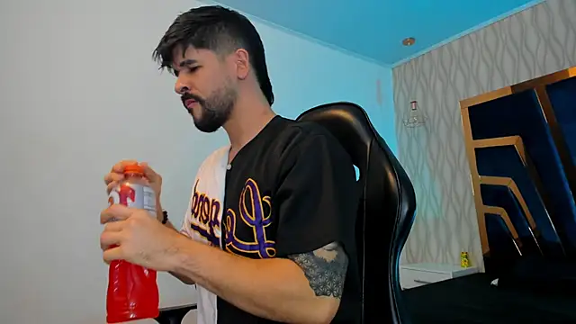 Snapshot of Petesevans chatting on 11.08.25 Petesevans online show from 11.08.25