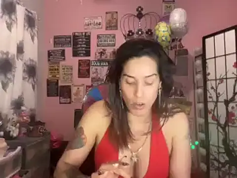 Snapshot of latinacubana chatting on 12.28.24 latinacubana online show from 12.28.24