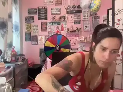 Snapshot of latinacubana chatting on 12.28.24 latinacubana online show from 12.28.24