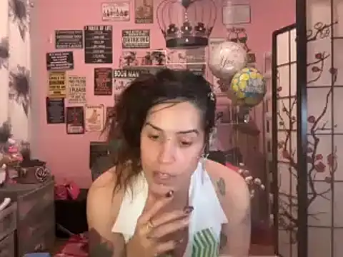 Snapshot of latinacubana chatting on 12.31.24 latinacubana online show from 12.31.24