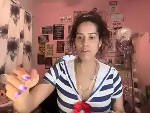 Snapshot of latinacubana chatting on 01.05.25 latinacubana online show from 01.05.25