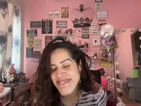 Snapshot of latinacubana chatting on 01.05.25 latinacubana online show from 01.05.25