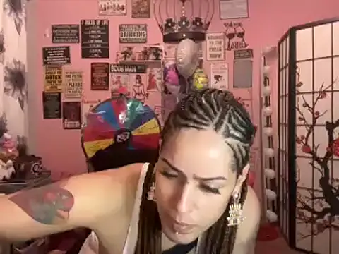 Snapshot of latinacubana chatting on 01.09.25 latinacubana online show from 01.09.25