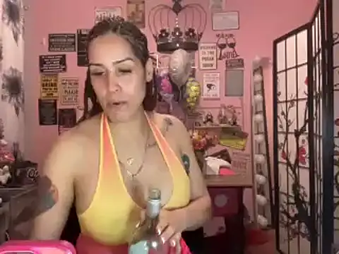 Snapshot of latinacubana chatting on 01.11.25 latinacubana online show from 01.11.25