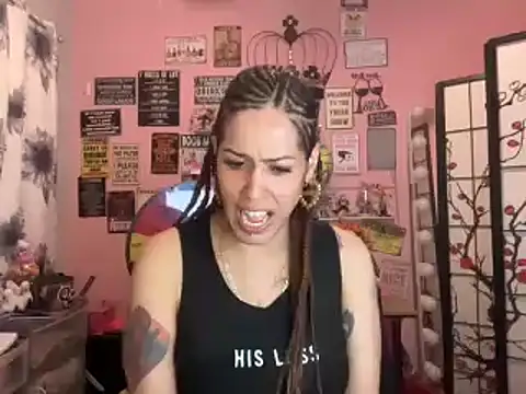 Snapshot of latinacubana chatting on 01.12.25 latinacubana online show from 01.12.25