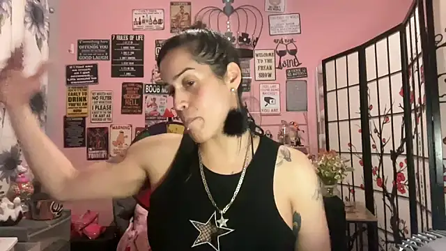 Snapshot of latinacubana chatting on 02.01.25 latinacubana online show from 02.01.25