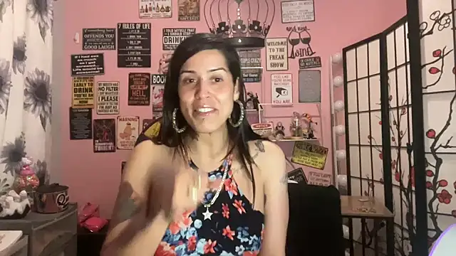 Snapshot of latinacubana chatting on 02.05.25 latinacubana online show from 02.05.25