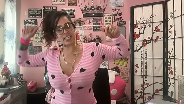 Snapshot of latinacubana chatting on 02.14.25 latinacubana online show from 02.14.25