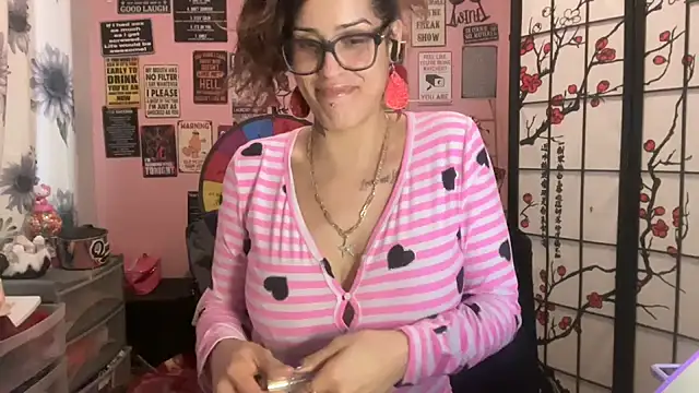 Snapshot of latinacubana chatting on 02.15.25 latinacubana online show from 02.15.25