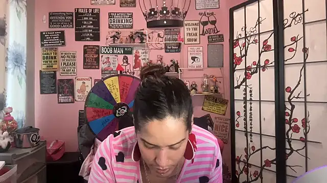 Snapshot of latinacubana chatting on 02.15.25 latinacubana online show from 02.15.25