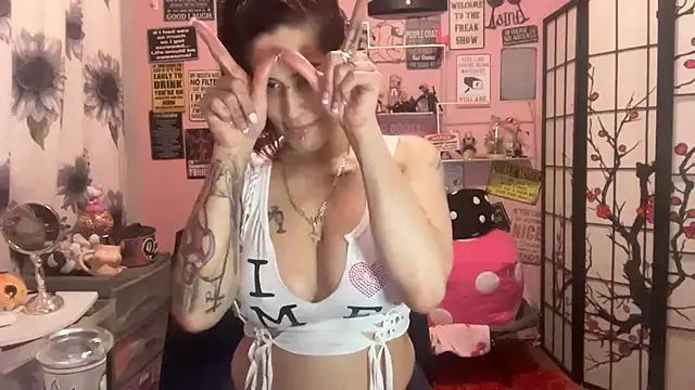 Snapshot of latinacubana chatting on 03.22.25 latinacubana online show from 03.22.25