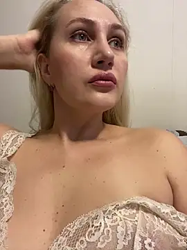 YourBlondee online show from 12.11.24