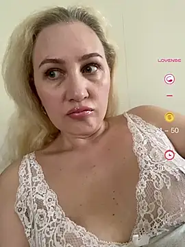Snapshot of YourBlondee chatting on 06.08.26 YourBlondee online show from 06.08.26