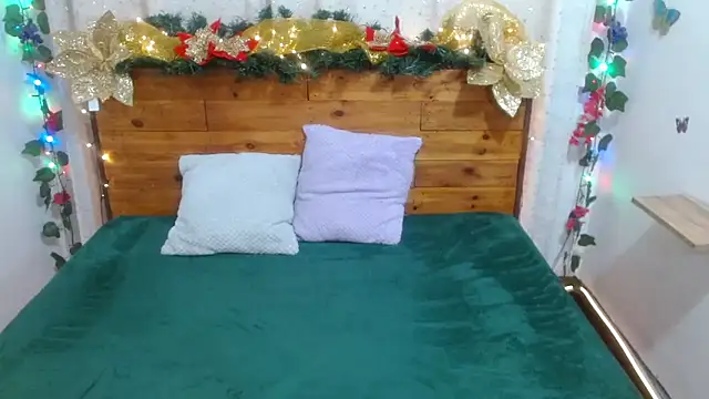 NikkieMilky online show from 12.18.25