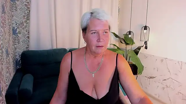 Snapshot of KathySunn chatting on 07.30.26 KathySunn online show from 07.30.26