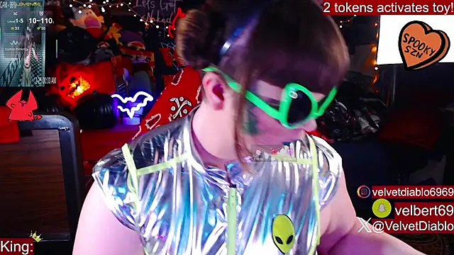 Snapshot of VelvetDiablo chatting on 10.15.25 VelvetDiablo online show from 10.15.25