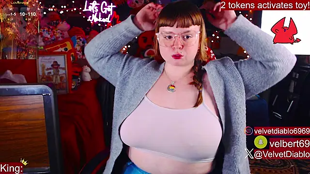 Snapshot of VelvetDiablo chatting on 11.18.25 VelvetDiablo online show from 11.18.25