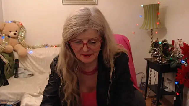 Snapshot of BlairFort chatting on 01.04.25 BlairFort online show from 01.04.25