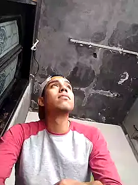 Snapshot of AlexAlejandro13 chatting on 12.18.24 AlexAlejandro13 online show from 12.18.24