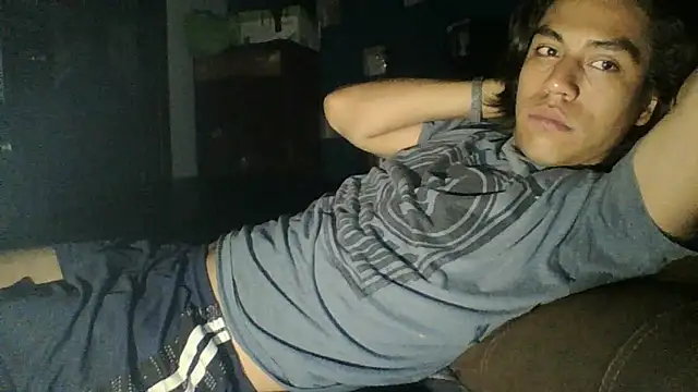 Snapshot of AlexAlejandro13 chatting on 05.11.26 AlexAlejandro13 online show from 05.11.26