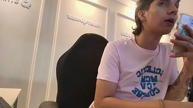Snapshot of JacoboSwam chatting on 06.19.26 JacoboSwam online show from 06.19.26