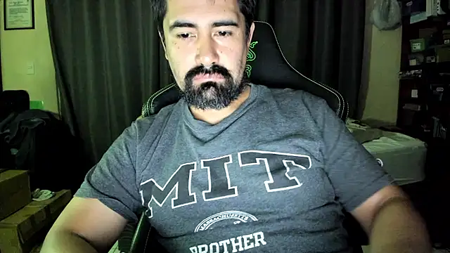 Snapshot of VonDoomdelToro chatting on 10.28.25 VonDoomdelToro online show from 10.28.25