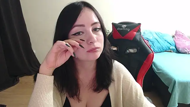 Laralianna online show from 10.27.25