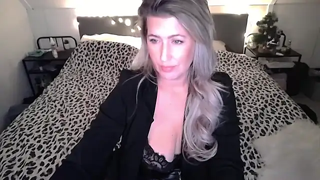 Snapshot of TessToy chatting on 01.06.25 TessToy online show from 01.06.25