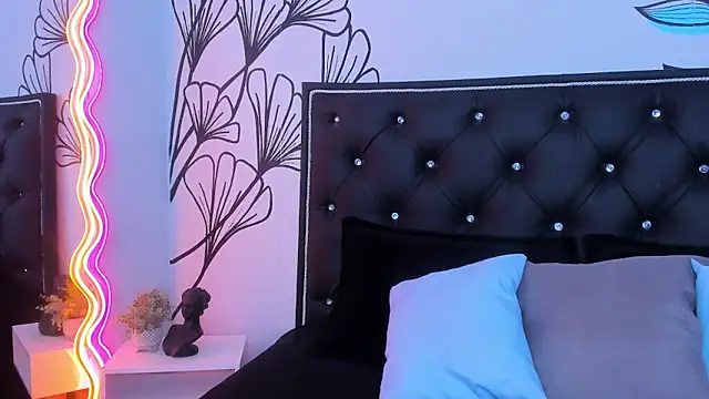 Snapshot of Sweet_Ariadna_ chatting on 10.21.25 Sweet Ariadna online show from 10.21.25
