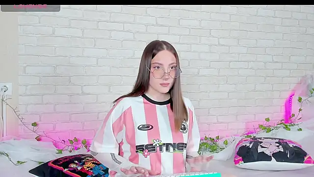 LinaKenny online show from 11.26.25