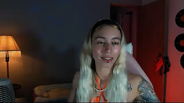 Snapshot of Saucy_Jenn chatting on 01.05.25 Saucy Jenn online show from 01.05.25