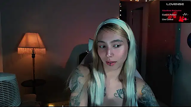 Snapshot of Saucy_Jenn chatting on 01.25.25 Saucy Jenn online show from 01.25.25