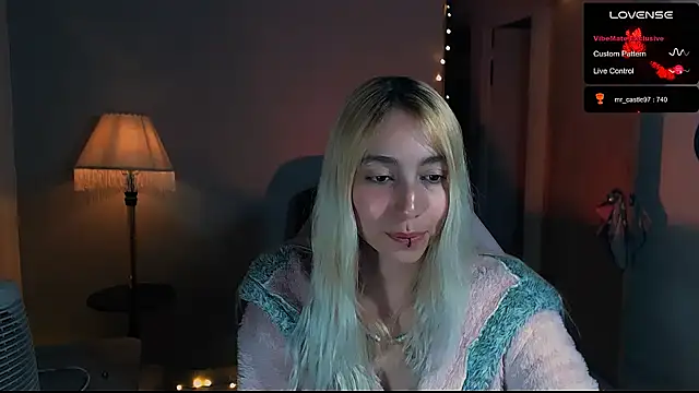 Snapshot of Saucy_Jenn chatting on 01.26.25 Saucy Jenn online show from 01.26.25