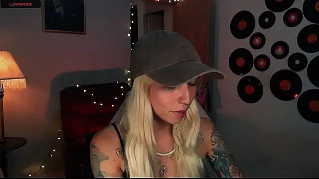 Snapshot of Saucy_Jenn chatting on 02.22.25 Saucy Jenn online show from 02.22.25