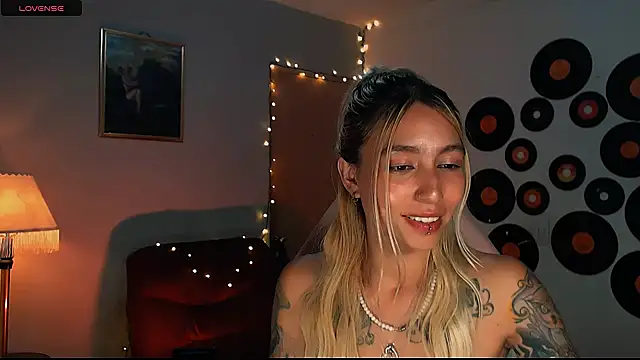 Snapshot of Saucy_Jenn chatting on 02.23.25 Saucy Jenn online show from 02.23.25