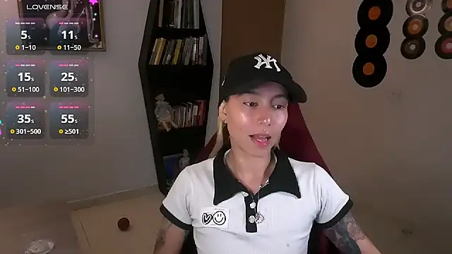Snapshot of Saucy_Jenn chatting on 09.27.25 Saucy Jenn online show from 09.27.25