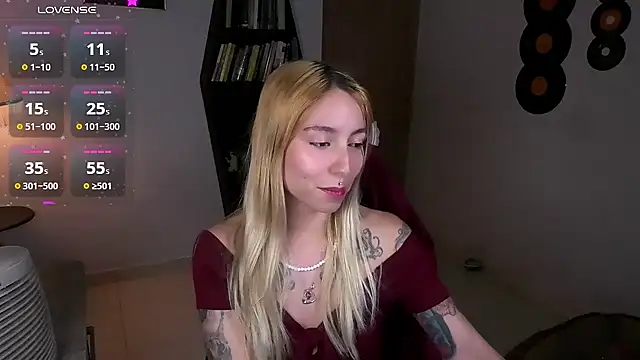 Snapshot of Saucy_Jenn chatting on 10.25.25 Saucy Jenn online show from 10.25.25