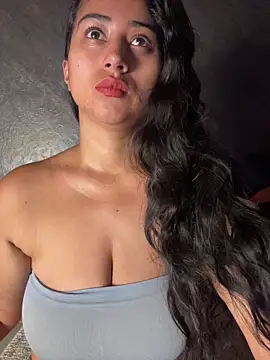 Snapshot of Valentinne_z chatting on 05.15.26 Valentinne z online show from 05.15.26