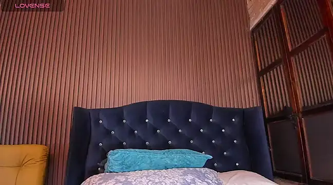 Snapshot of JuliaDawson_ chatting on 02.10.25 JuliaDawson online show from 02.10.25