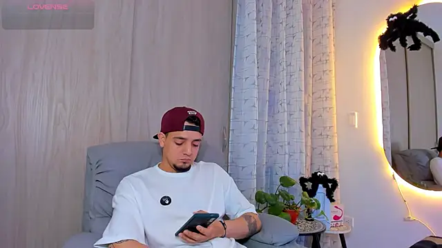 Snapshot of alejandro_calderon1 chatting on 10.16.25 alejandro calderon1 online show from 10.16.25
