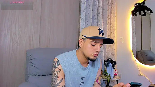 Snapshot of alejandro_calderon1 chatting on 10.22.25 alejandro calderon1 online show from 10.22.25