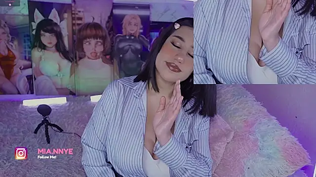 Snapshot of MiaMammie chatting on 12.16.24 MiaMammie online show from 12.16.24