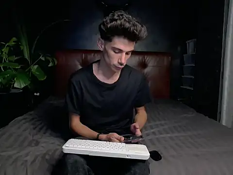 Snapshot of DanielCrush1 chatting on 10.01.25 DanielCrush1 online show from 10.01.25