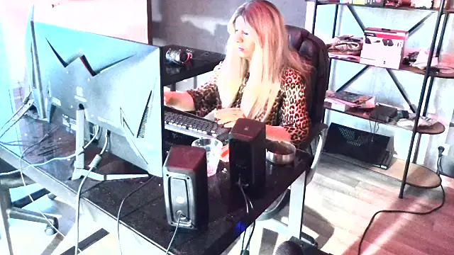 Snapshot of LatruieSow chatting on 04.17.26 LatruieSow online show from 04.17.26