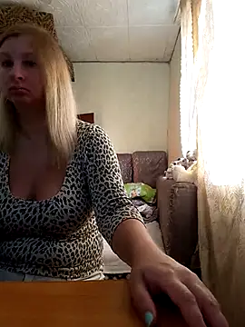 Snapshot of BustyBlond chatting on 09.25.25 BustyBlond online show from 09.25.25