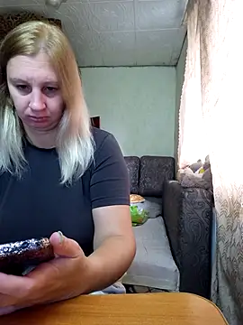 Snapshot of BustyBlond chatting on 10.10.25 BustyBlond online show from 10.10.25