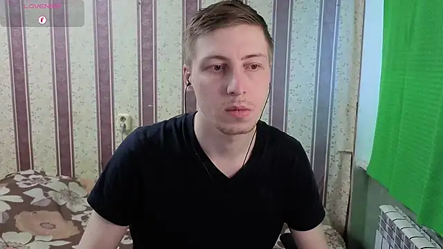 Snapshot of darienlarge chatting on 06.27.26 darienlarge online show from 06.27.26