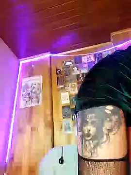 Snapshot of _Laary chatting on 01.14.25  Laary online show from 01.14.25