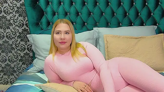 Snapshot of LunaHouston chatting on 03.20.25 LunaHouston online show from 03.20.25