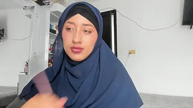 adila anich online show from 09.18.25